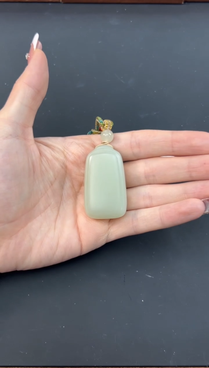 【闪购商品】和田玉吊坠(赠链)未镶嵌且末微色差迪克兰吊坠