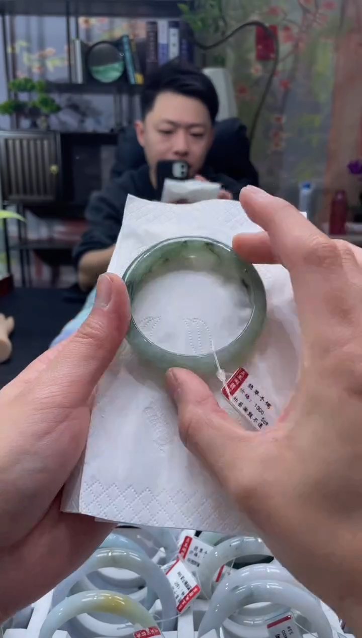 未镶嵌手镯翡翠邓*女5769****