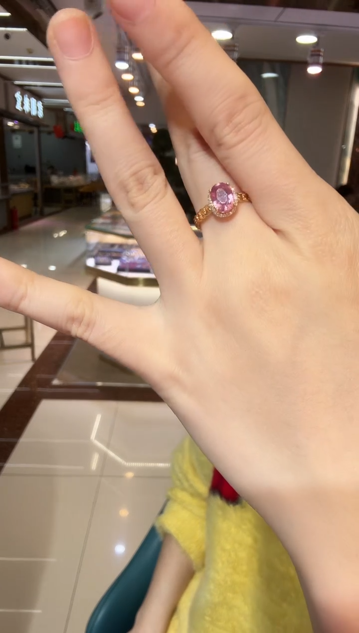 18K金镶嵌戒指尖晶石1.24ct