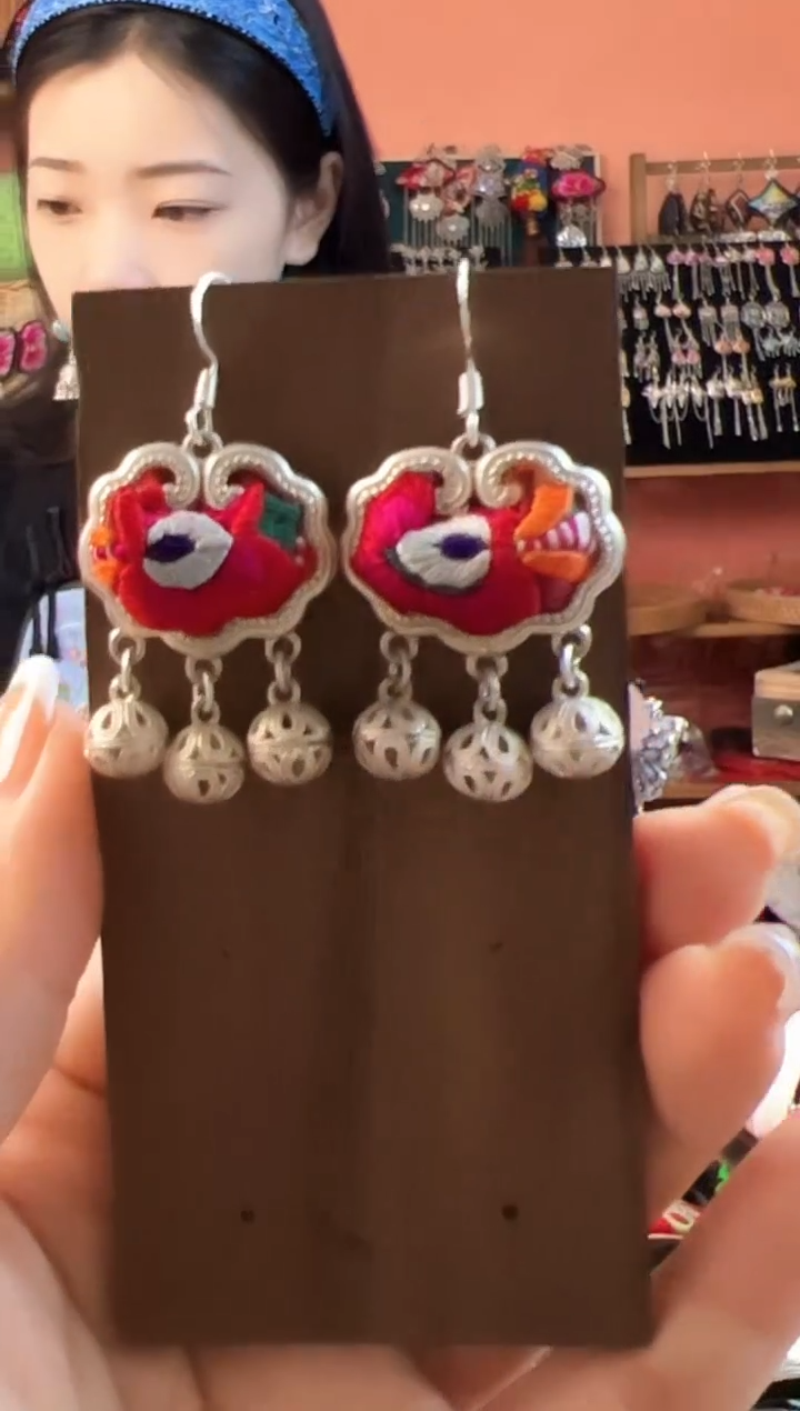 织绣民族风老绣饰品537