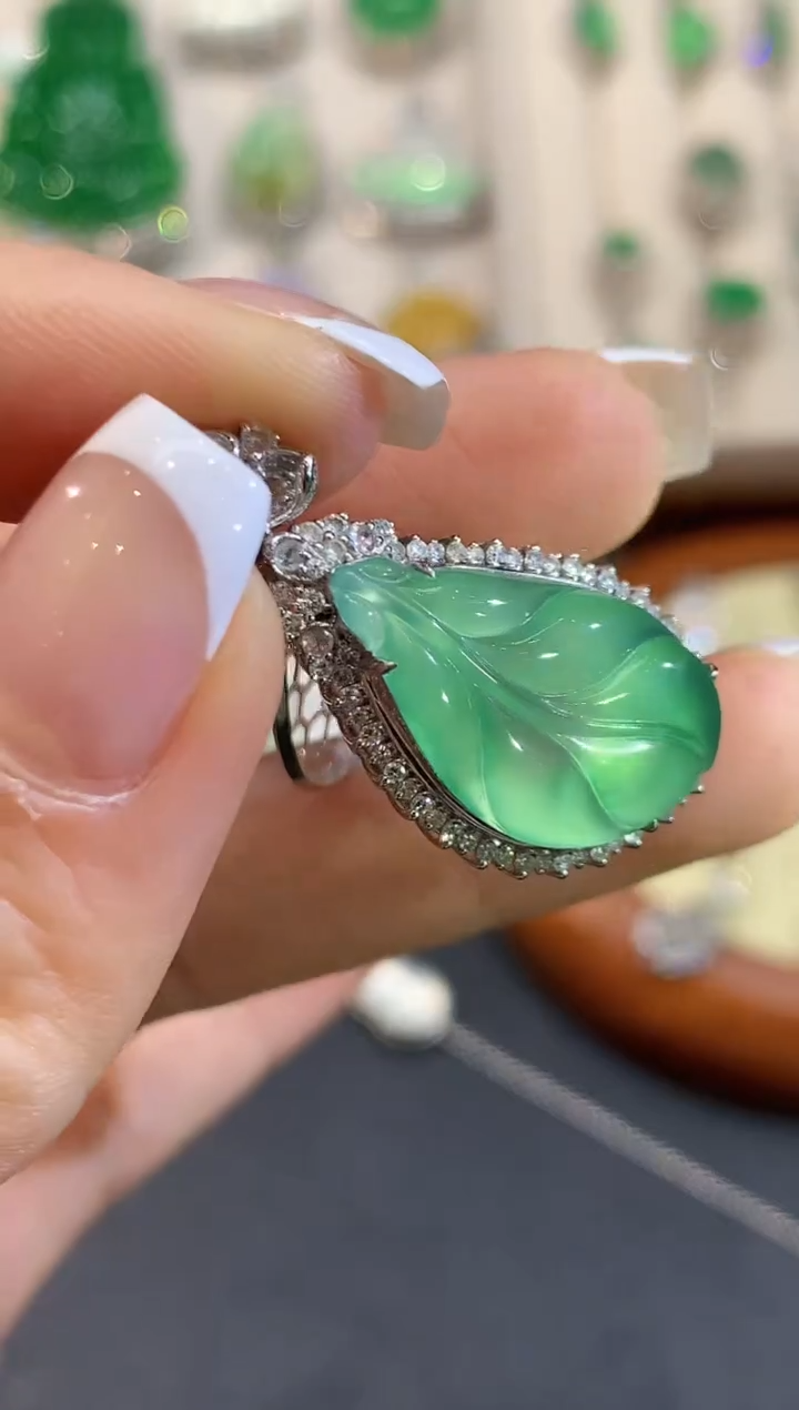 【闪购商品】翡翠吊坠(不含链)18K金镶嵌HLS2969