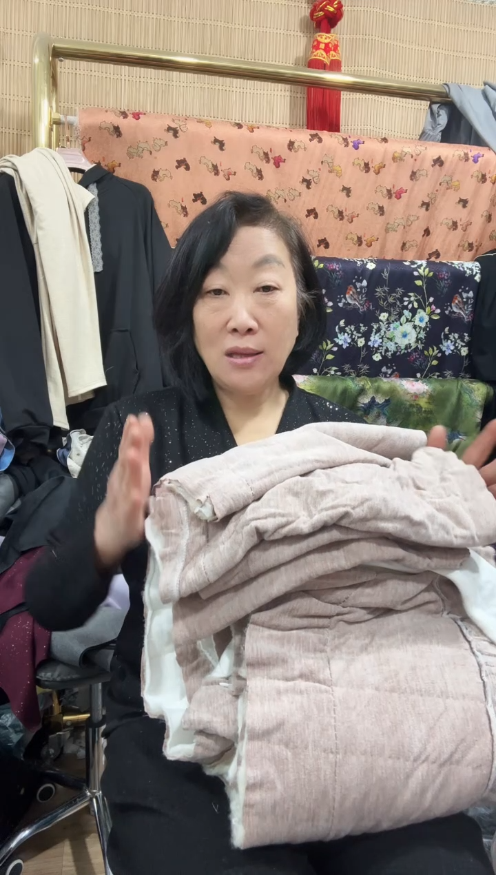 羊毛绗棉碎料杂色稍大3斤左右大小不一最大40公分左右有接头色差 