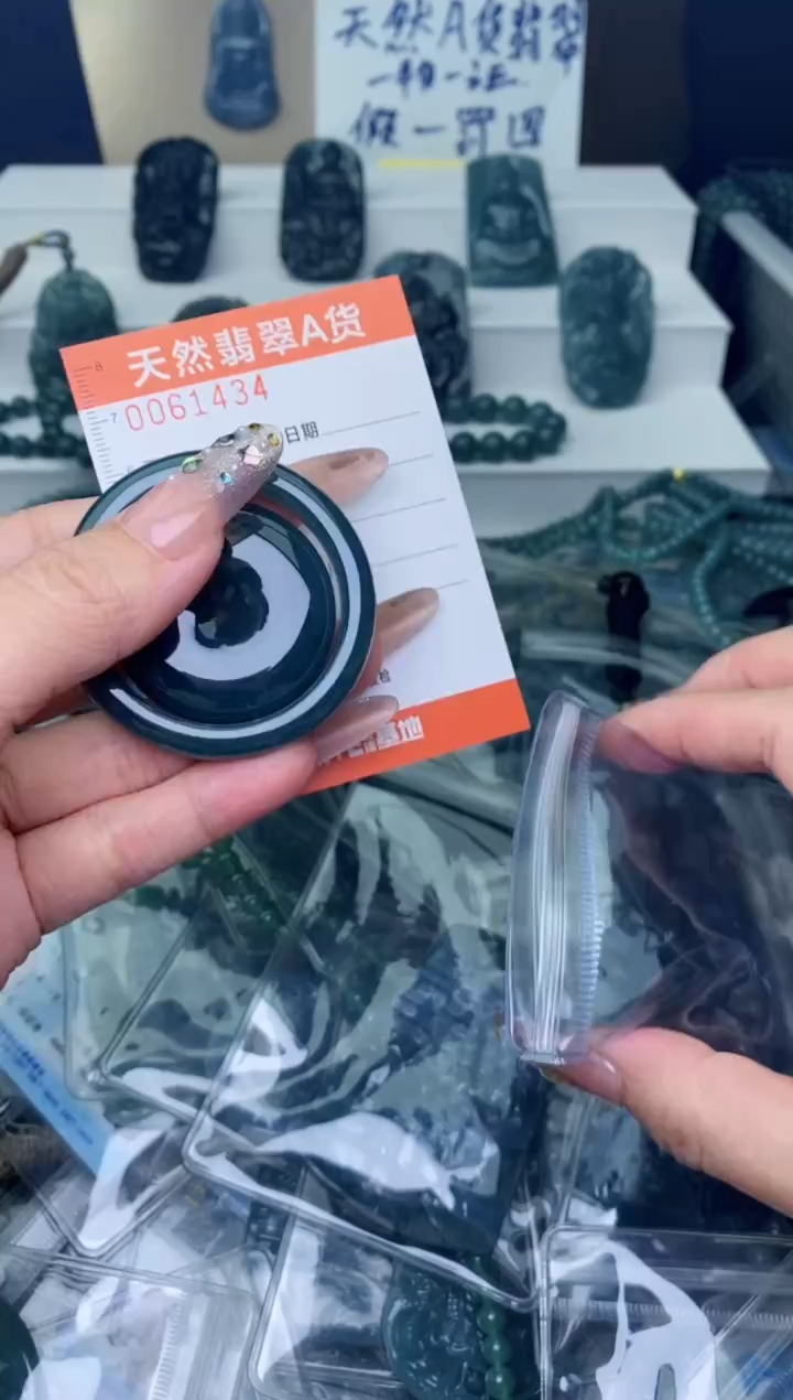 翡翠未镶嵌颈饰············