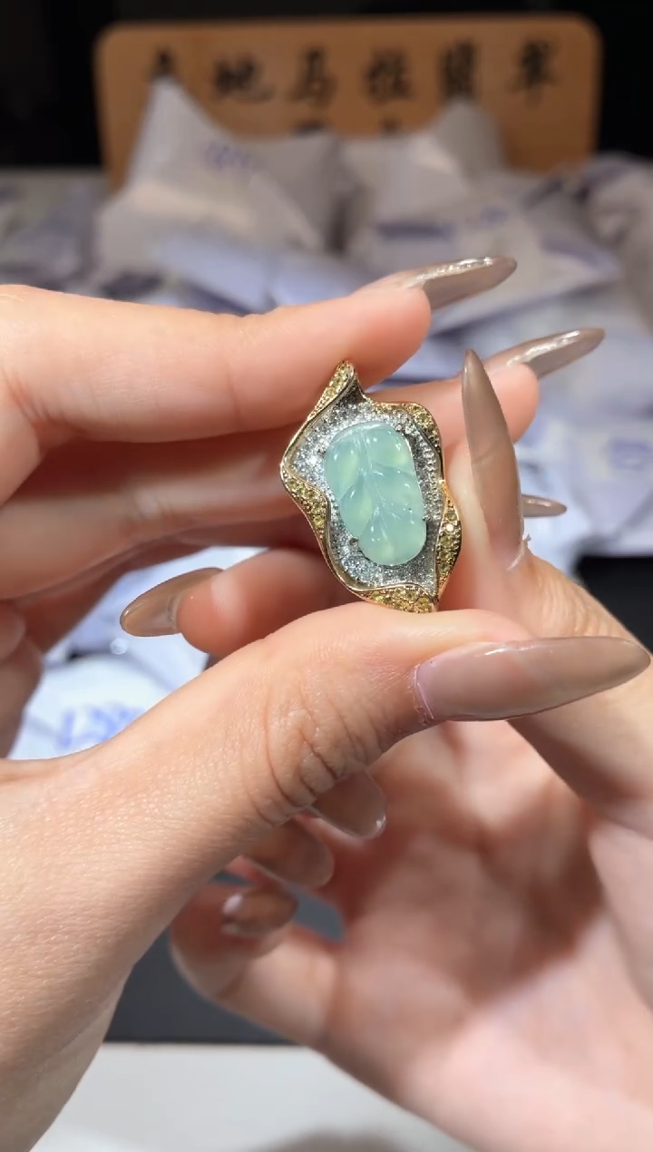 颈饰未镶嵌翡翠天然翡翠A货-叶子