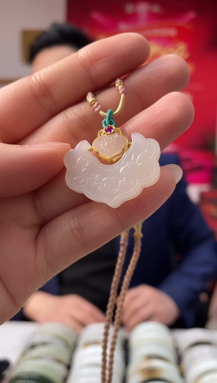 【闪购商品】和田玉颈饰18K金镶嵌藕粉如意锁吊坠随机发一件