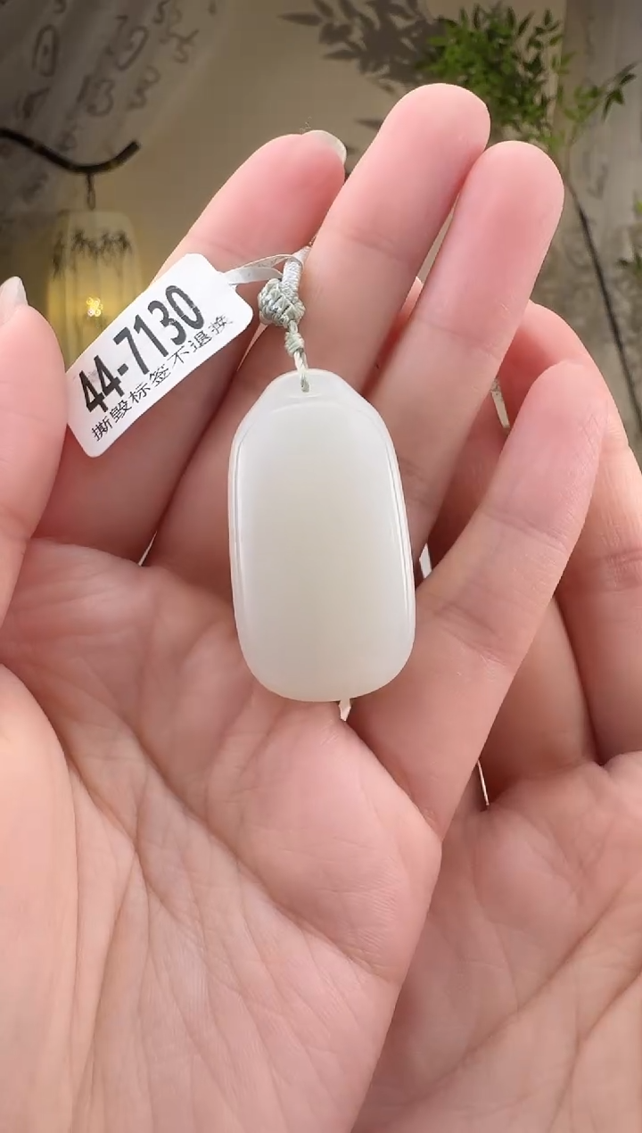 和田玉未镶嵌颈饰无事牌 7130