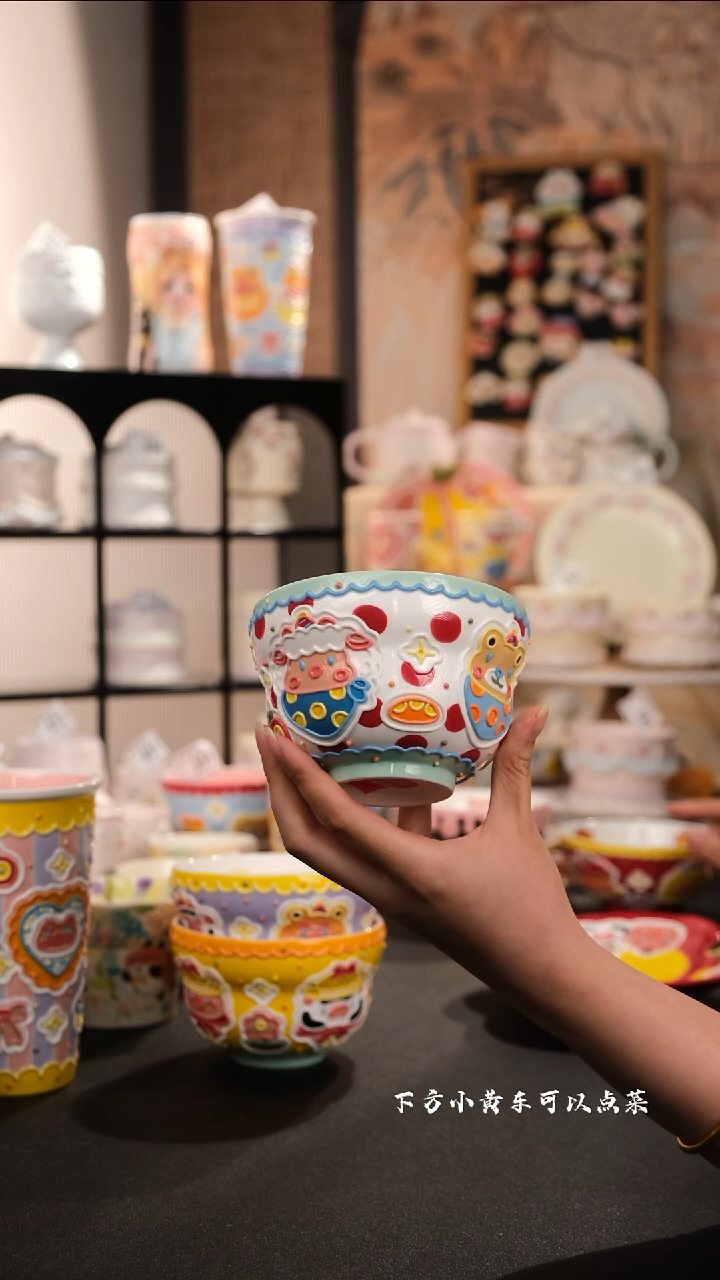 摆件景德镇手工手绘高温釉下彩设计师款