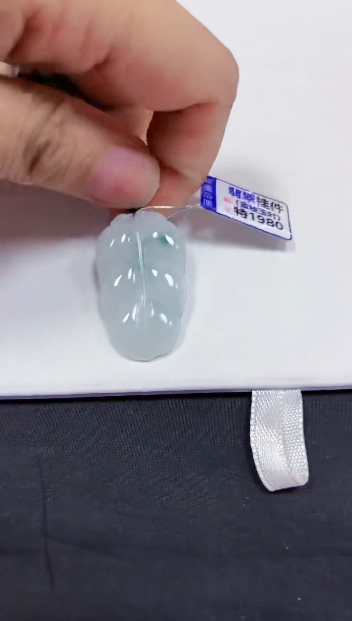 翡翠未镶嵌颈饰挂件