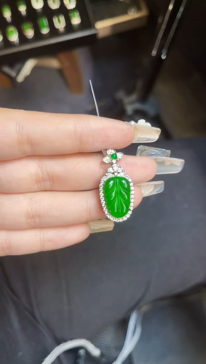 翡翠银S925镶嵌颈饰叶子吊坠