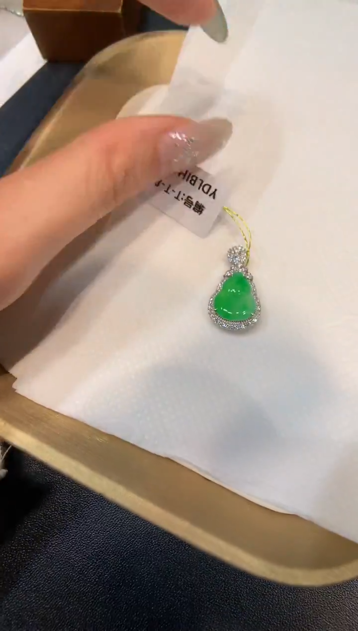 颈饰18K金镶嵌翡翠葫芦