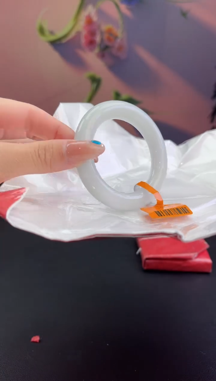 翡翠未镶嵌手镯18翡翠手镯(微瑕）