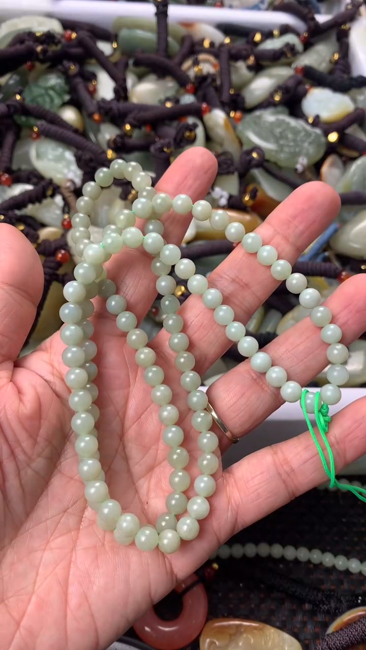 【闪购商品】和田玉颈饰未镶嵌多样性发货没有证书，拍一发一.有瑕