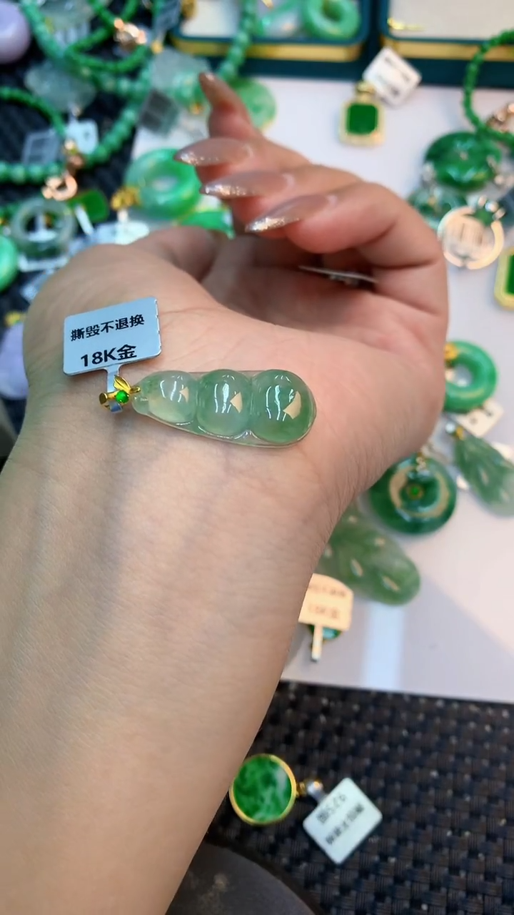 颈饰18K金镶嵌翡翠11