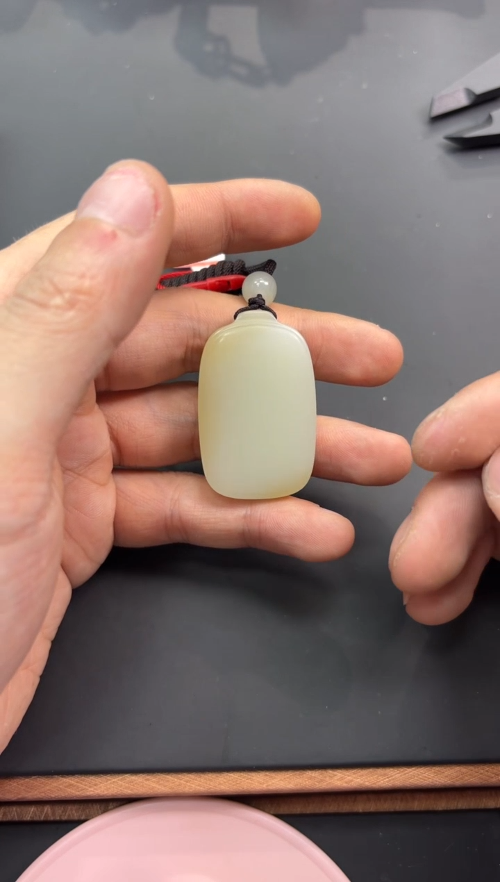 【闪购商品】和田玉吊坠(赠链)未镶嵌且末微色差迪克兰吊坠