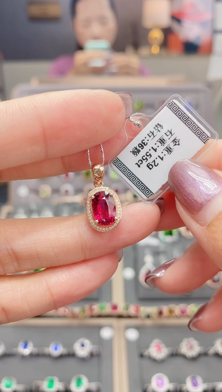 18K金镶嵌颈饰碧玺1.55   