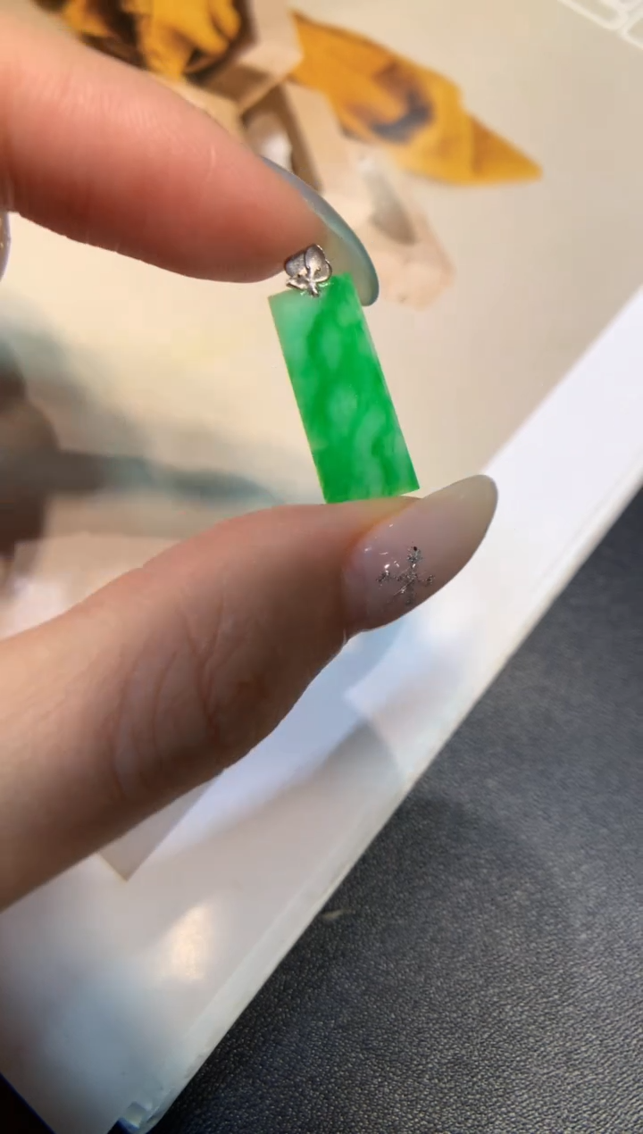 颈饰18K金镶嵌翡翠无事牌