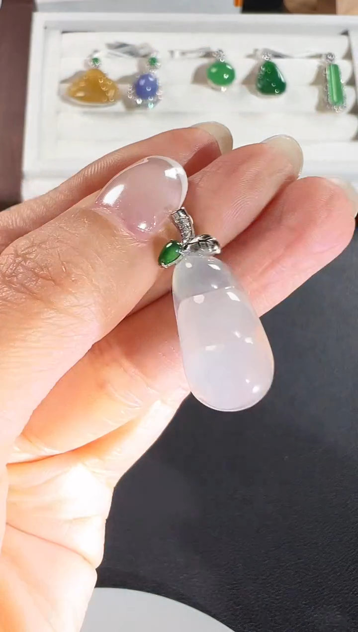 颈饰18K金镶嵌翡翠序号100