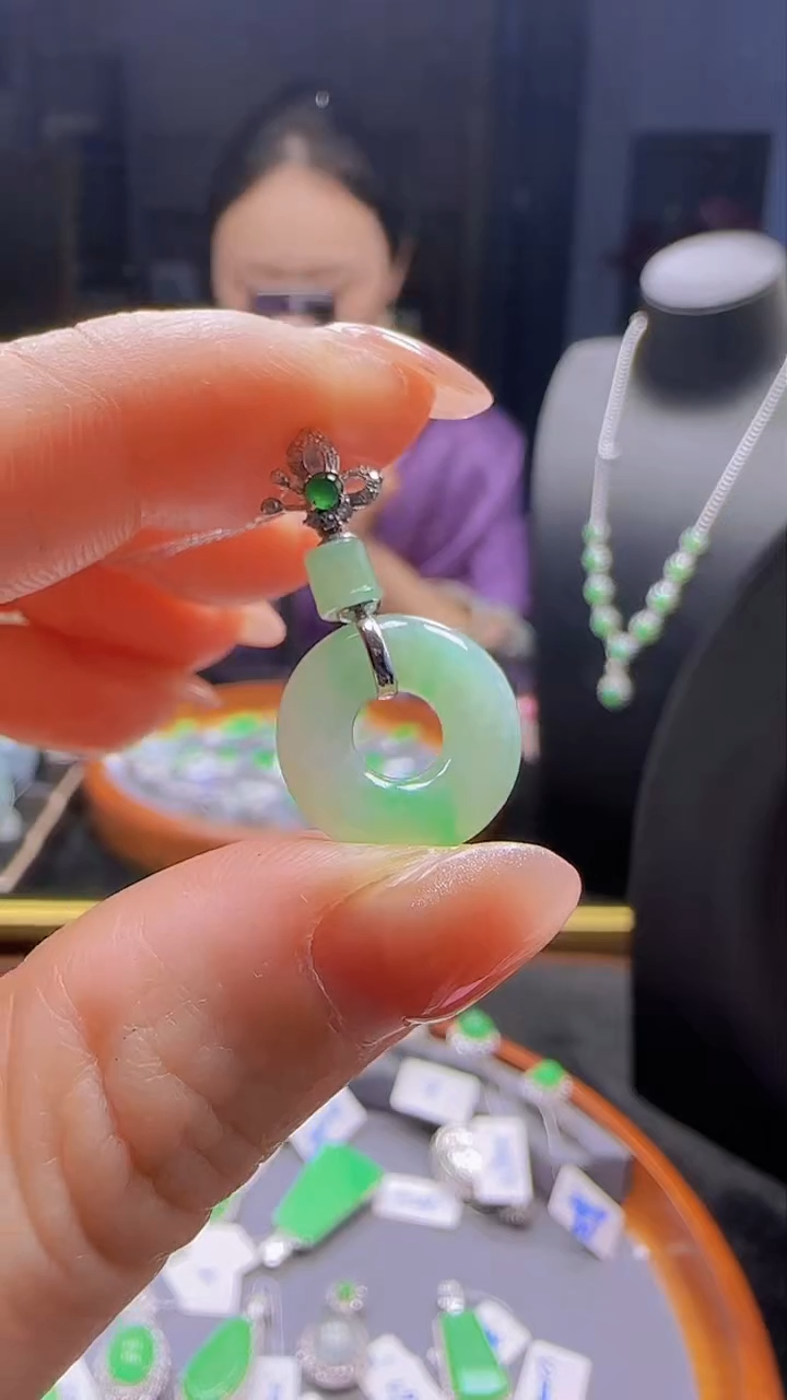 【闪购商品】翡翠吊坠(不含链)18K金镶嵌天然缅甸翡翠A货飘绿甜甜圈
