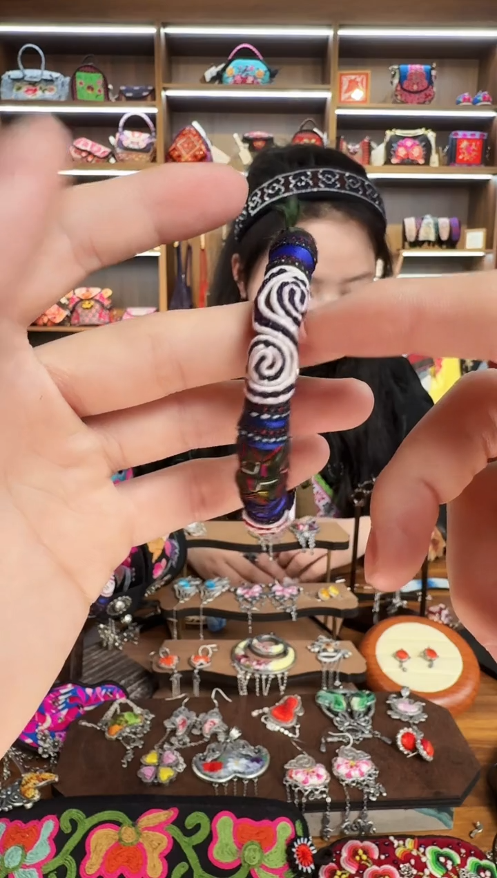 【闪购商品】织绣84蒙阿苏苗绣传承