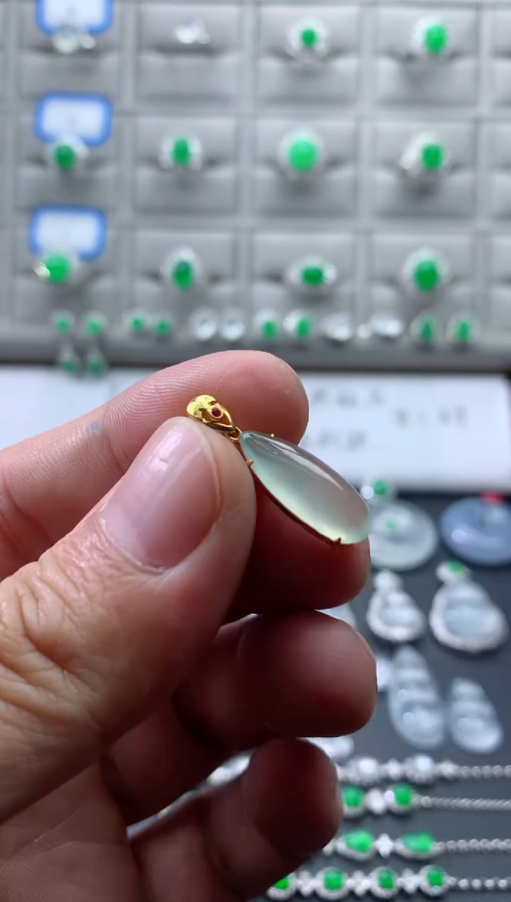 颈饰18K金镶嵌翡翠18K翡翠