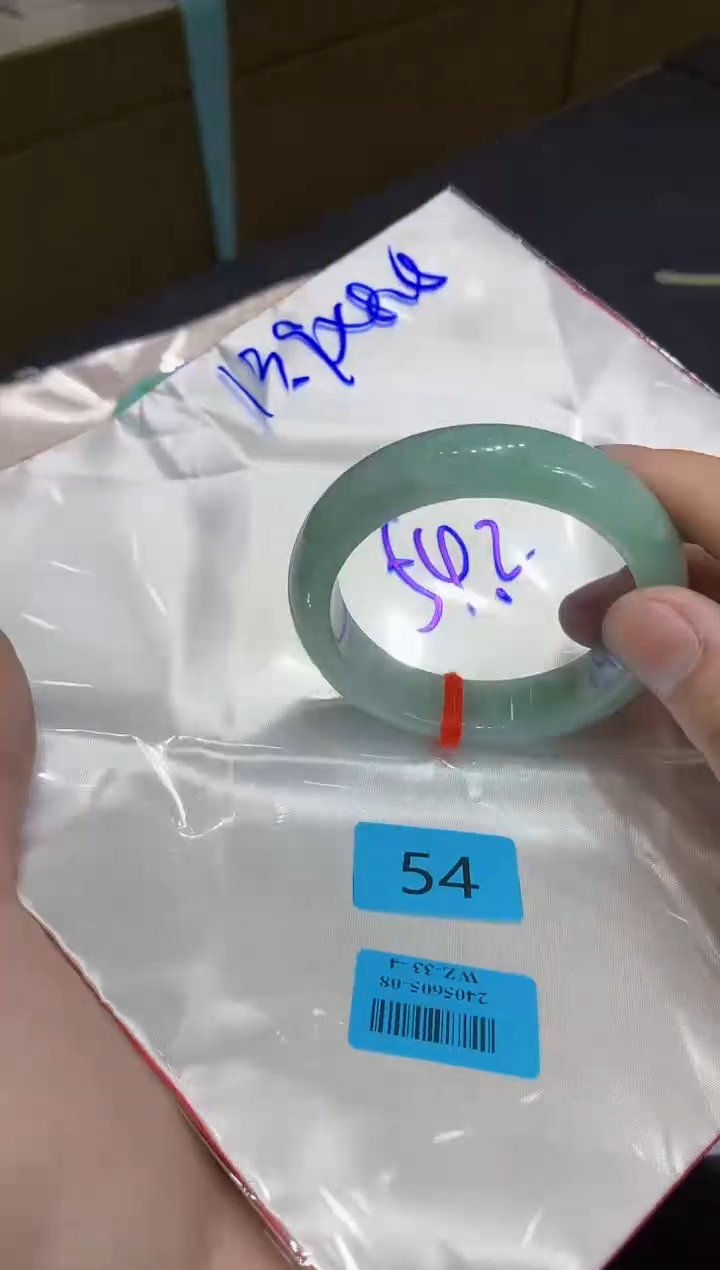 翡翠手镯未镶嵌翡翠手镯