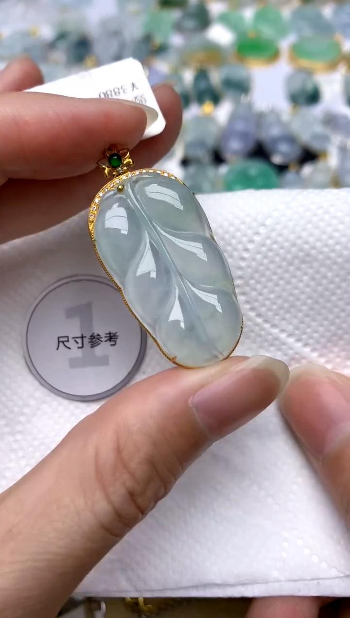 颈饰18K金镶嵌翡翠天然A货翡翠