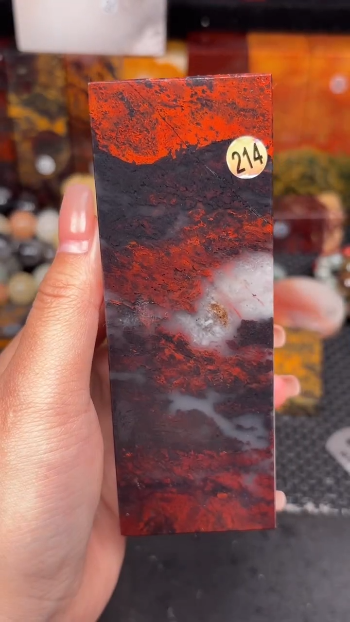 玉桂林鸡血玉摆件 编号：214