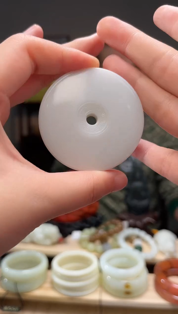 颈饰未镶嵌和田玉吊坠