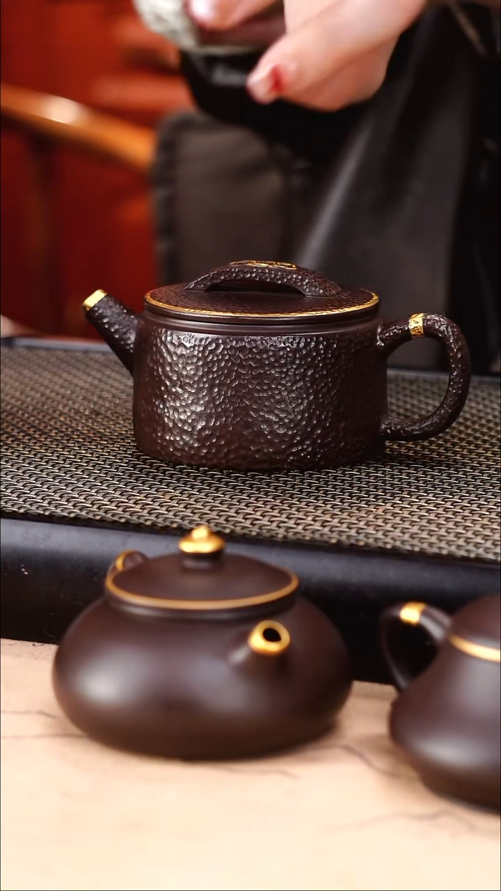 茶壶紫砂四号井茄皮紫泥描金锤纹汉瓦180cc