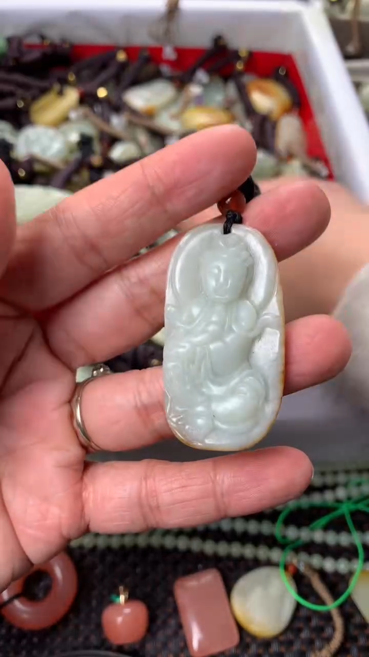 【闪购商品】和田玉颈饰未镶嵌多样性发货没有证书.拍一发一，有瑕