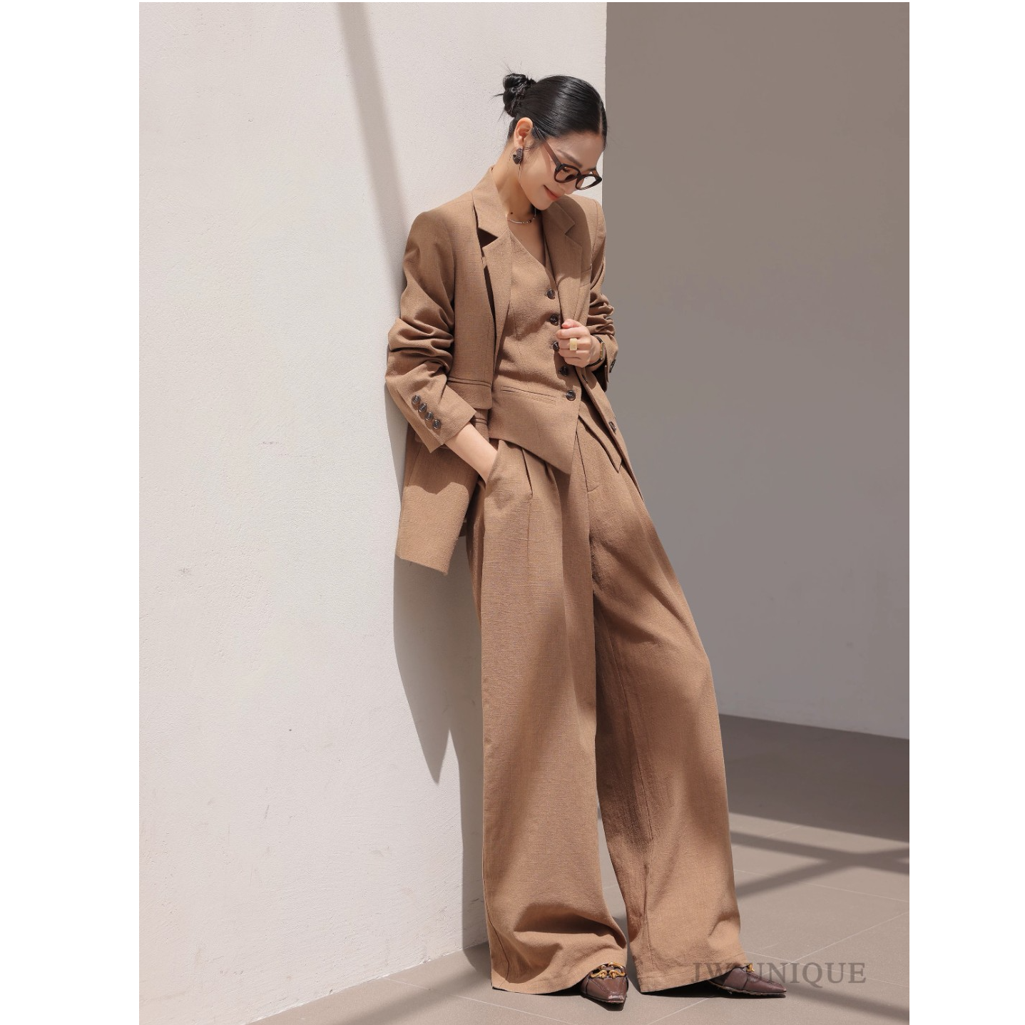 JWUNIQUE酒窝咖色职业套装女2025秋季西装外套马甲阔腿长裤三件套