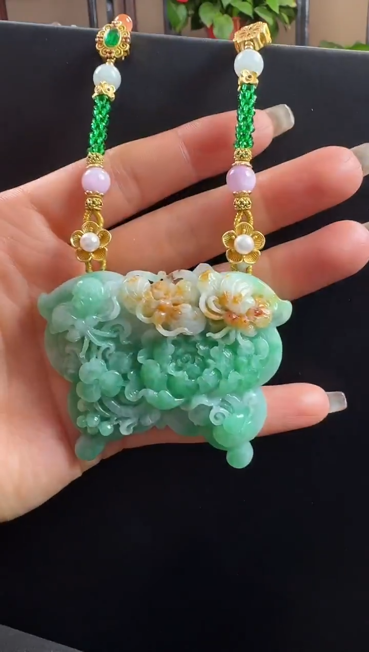 颈饰未镶嵌翡翠蝴蝶