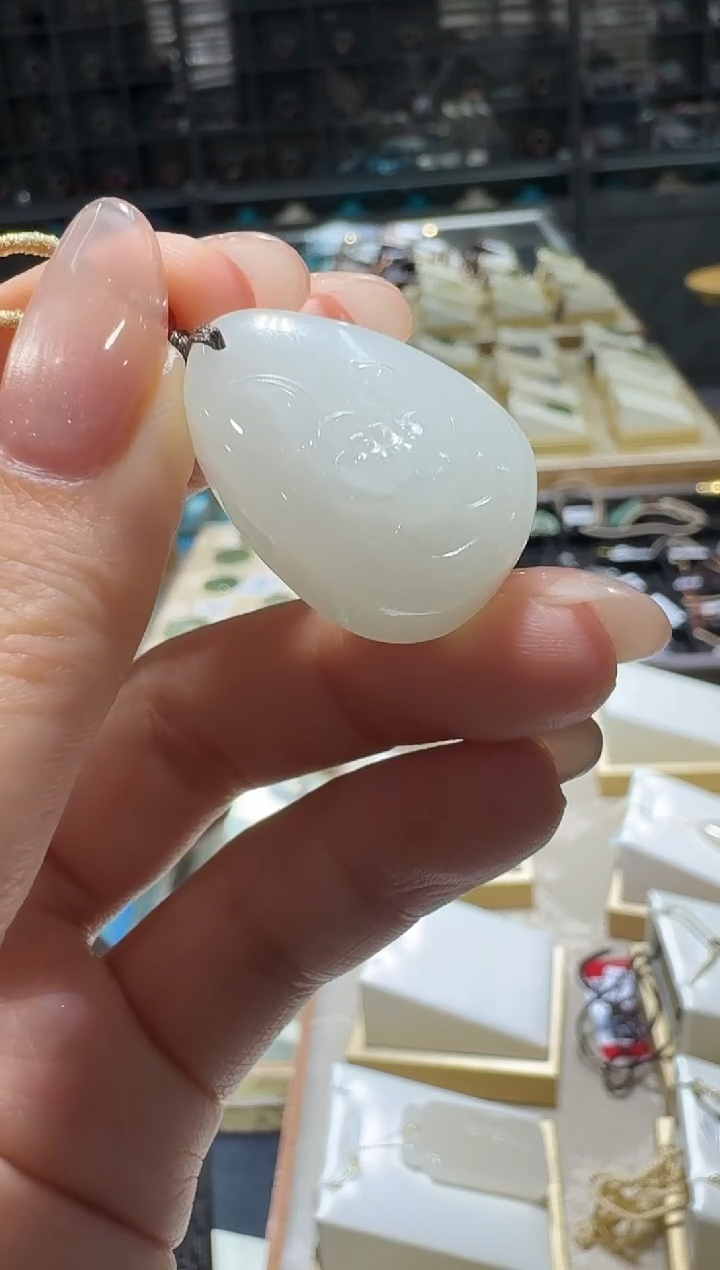 颈饰未镶嵌和田玉水滴形雕刻件吊坠/配绳