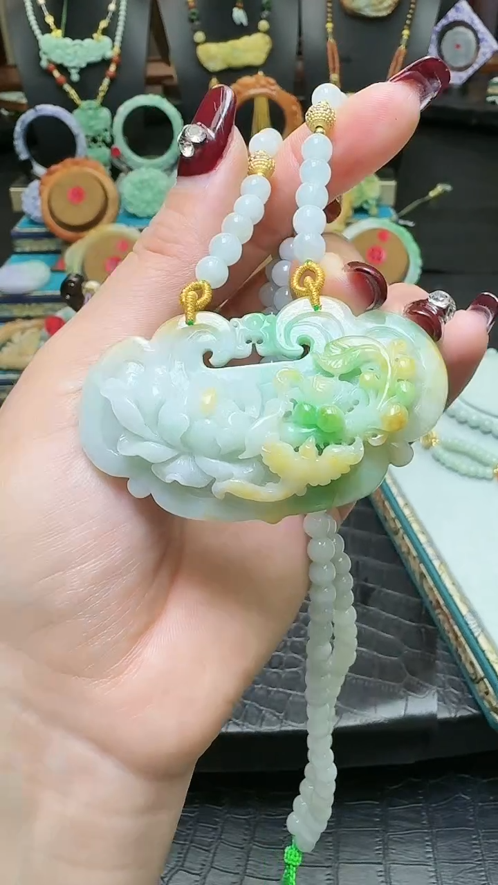 【闪购商品】翡翠颈饰未镶嵌特色黄加绿如意花牌