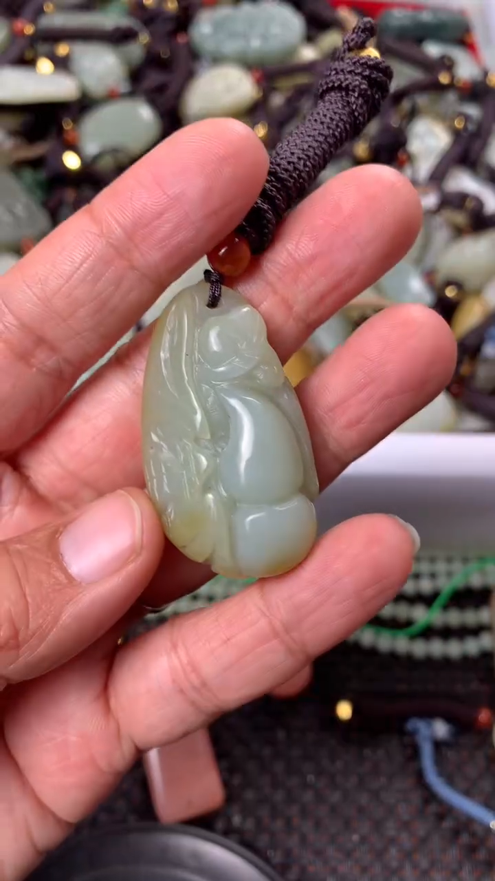 【闪购商品】和田玉颈饰未镶嵌多样性发货没有证书.拍一发一，有瑕