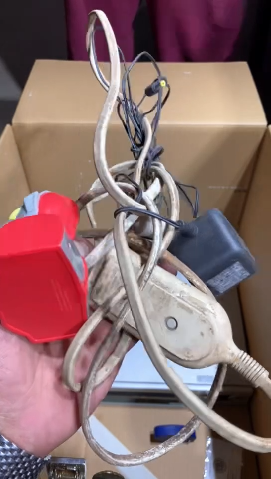 8新中古商品，瑕疵品，不保好坏。748