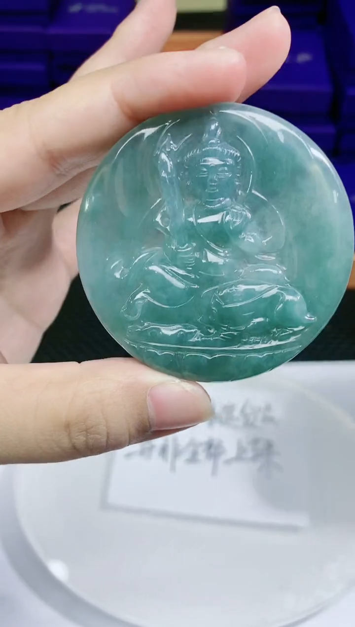 翡翠未镶嵌颈饰           