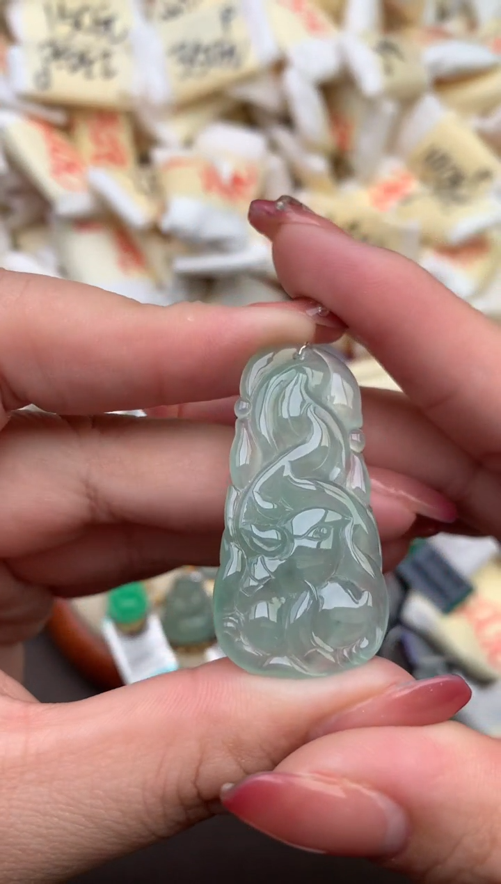 翡翠挂件未镶嵌 —