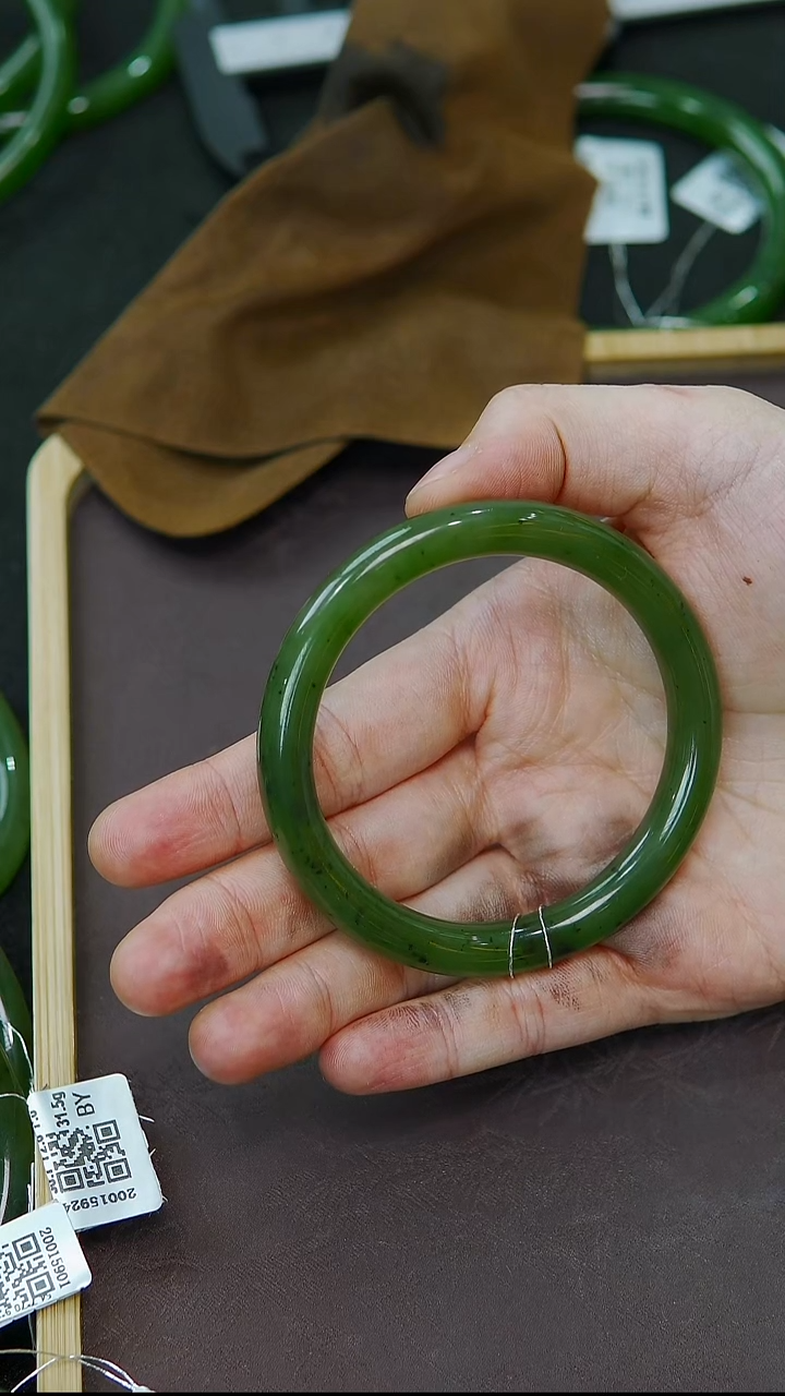 未镶嵌手镯和田玉55圈口胖圆条冰绿碧玉手镯