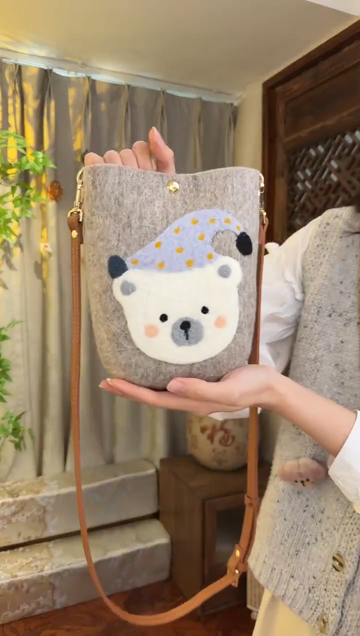 羊毛非遗羊毛毡包 手机包灰小熊