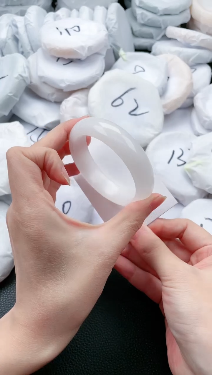 【闪购商品】石英质玉手镯未镶嵌L668