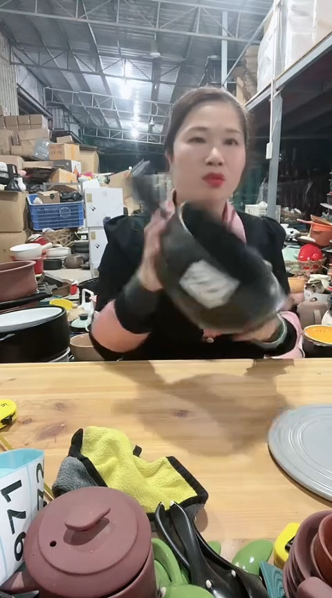 【闪购商品】瑕疵黑色手把锅860，，