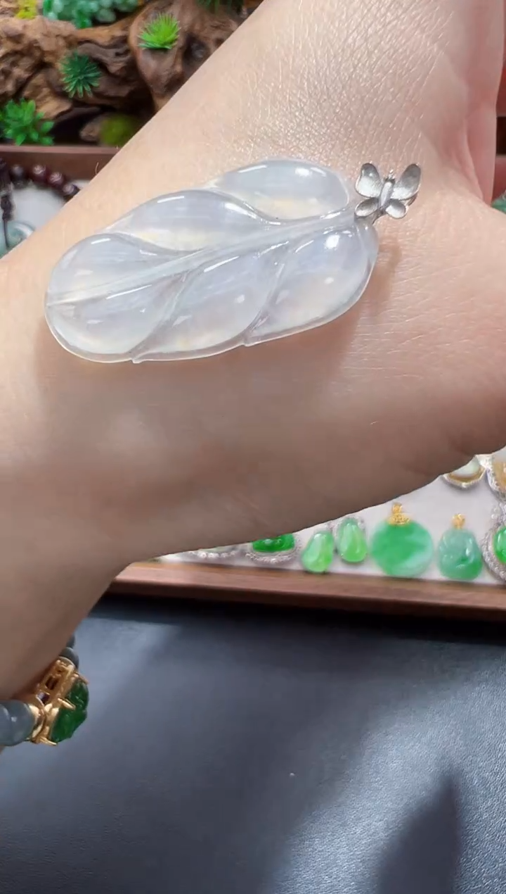 颈饰18K金镶嵌翡翠34.5*16.8*3.6叶子