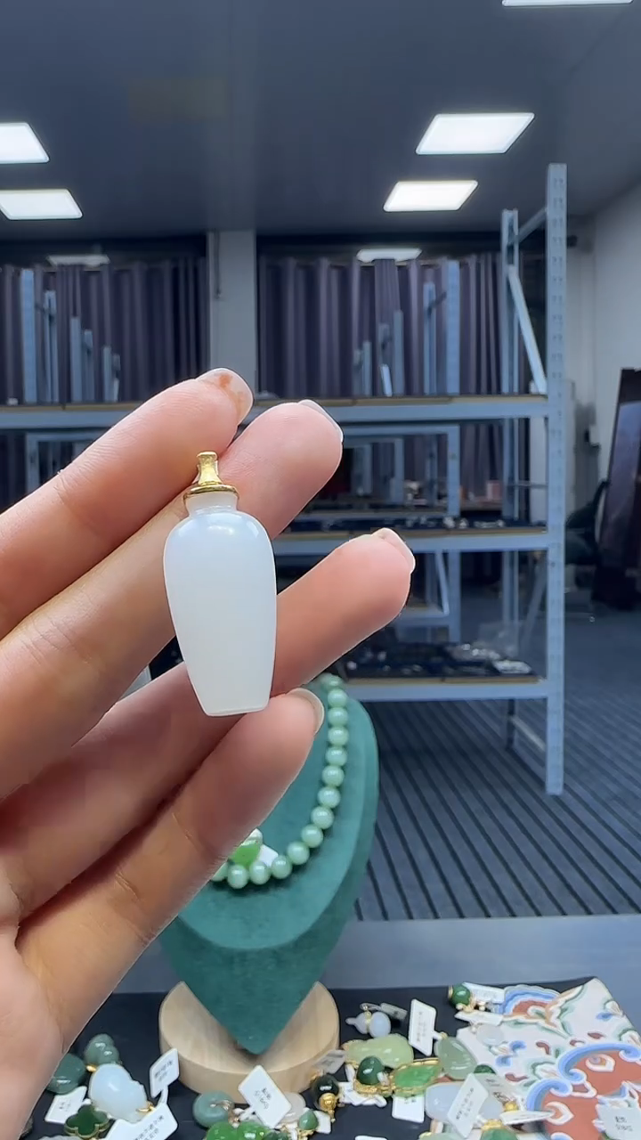 18K金镶嵌和田玉挂件1