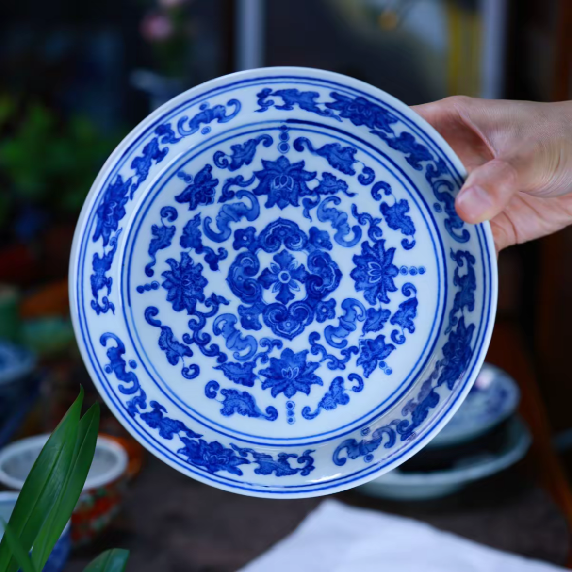 青花缠枝莲壶呈，直径约18CM中式