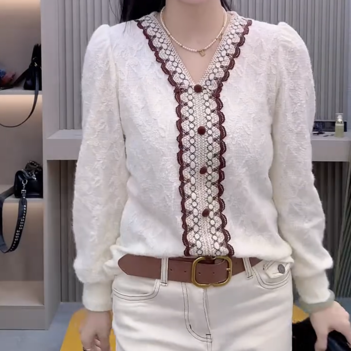 2025秋冬新款韩潮流行拼接时尚打底蕾丝衫设计感V领显瘦套头