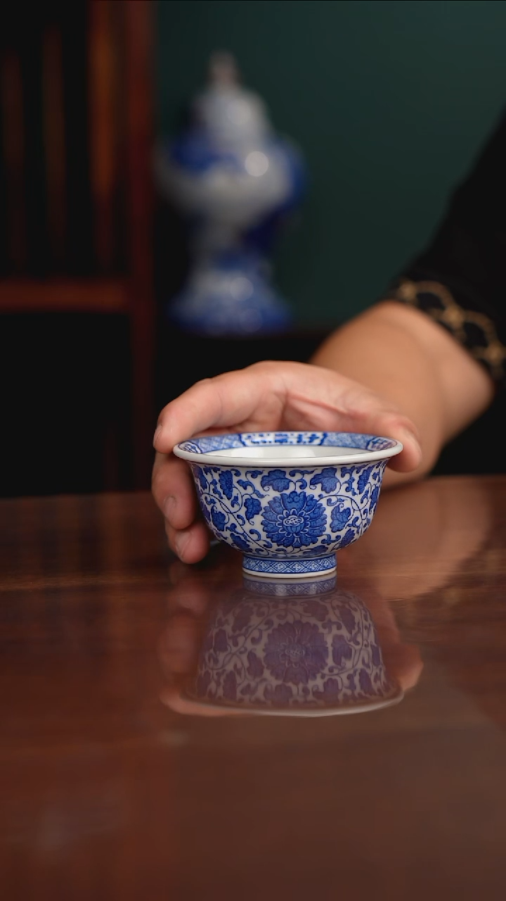 晓月窑青花缠枝压手杯