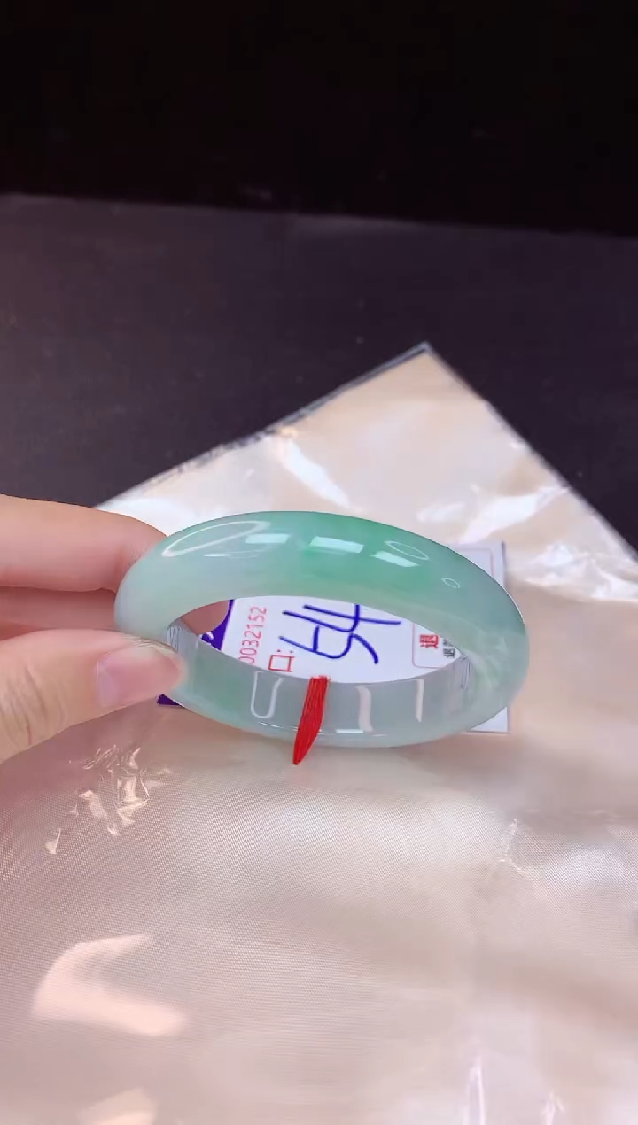 【闪购商品】翡翠手镯未镶嵌54+             