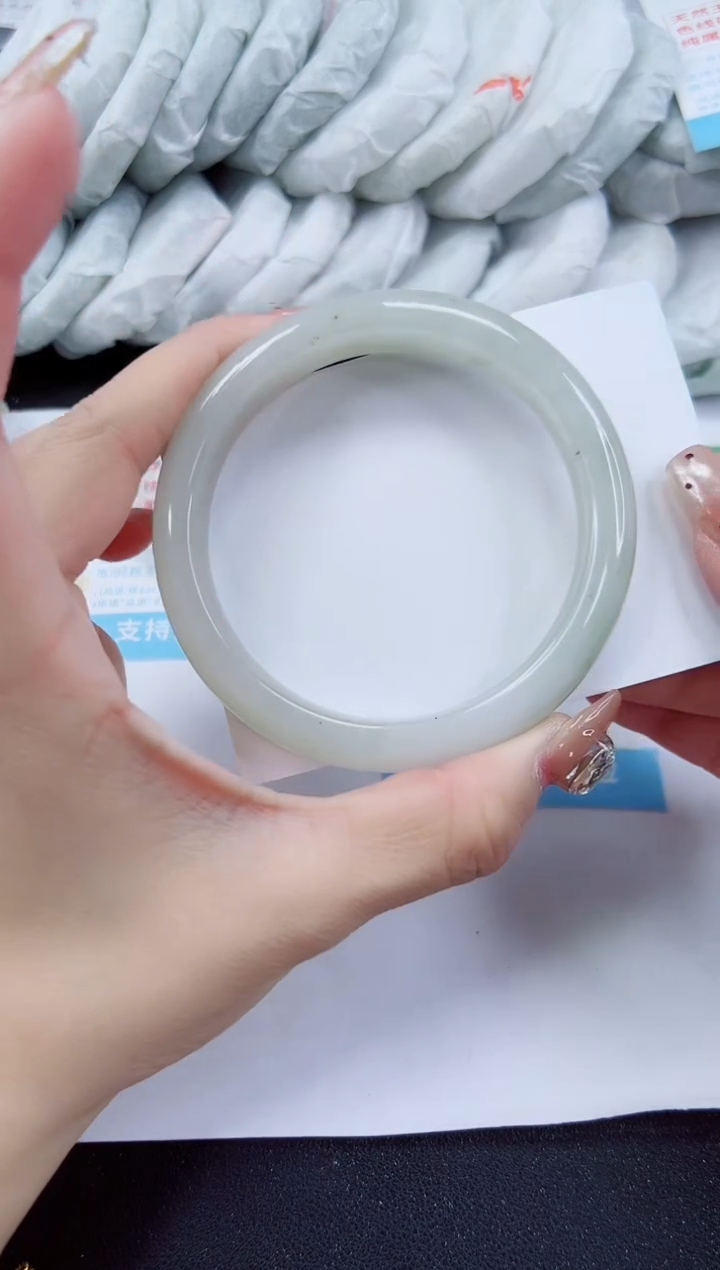 【闪购商品】石英质玉手镯未镶嵌47