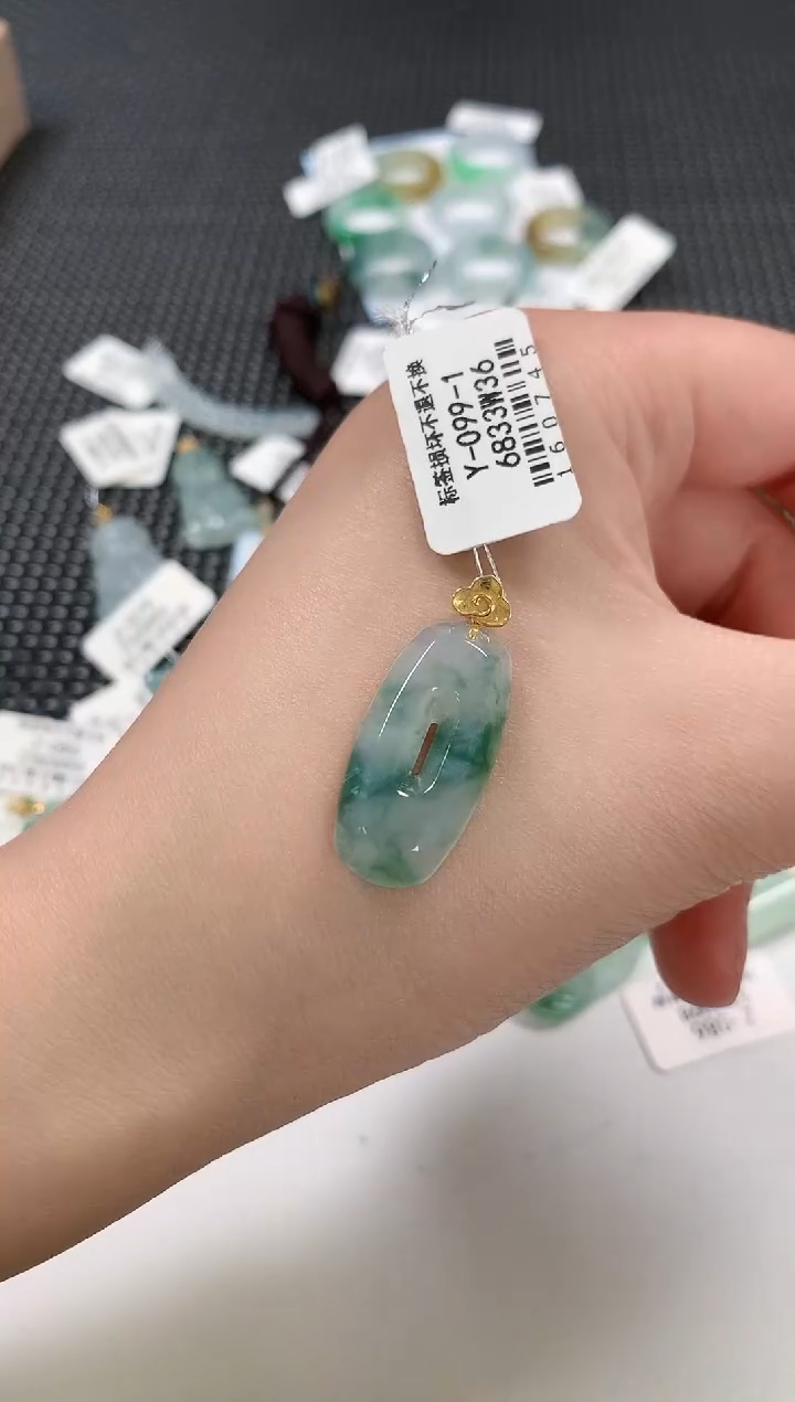 翡翠18K金镶嵌颈饰100       